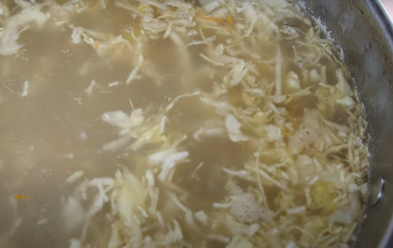 Капустняк с рулькой и черносливом: оригинальный рецепт украинского первого блюда